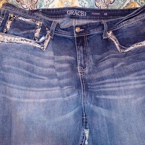 Grace in LA Plus size Capris